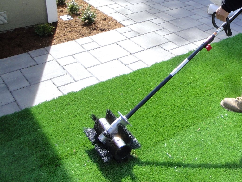 Clean grass. Клин для снятия газона. Turf Maintenance. Силовая метла simple Turf. Artificial Cleaning.