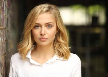 Sophie Simnett Bio | Career | Net Worth 2021