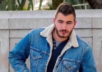 How to Make Selfies With Dorian Rossini?