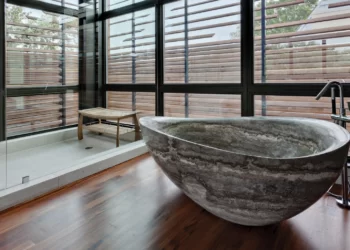 Stone bathtub
