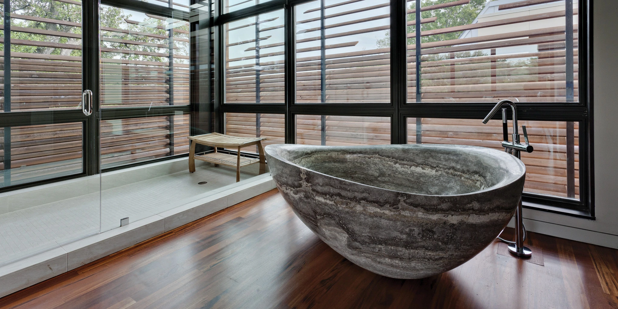 Stone bathtub