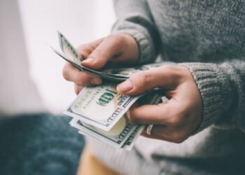 How to split income by paying salary to a family member